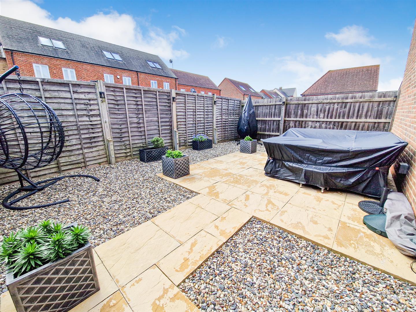 2 bed property in Lindrick Close, Great Denham